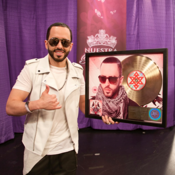 Yandel recibe Disco de Oro por su exitoso disco "De Lider A Leyenda"
