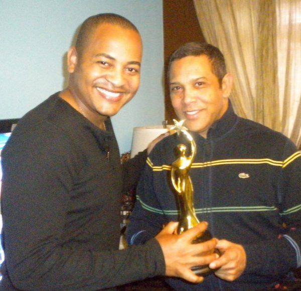 Wason Brazobán entrega premio Casandra a Franklin Romero