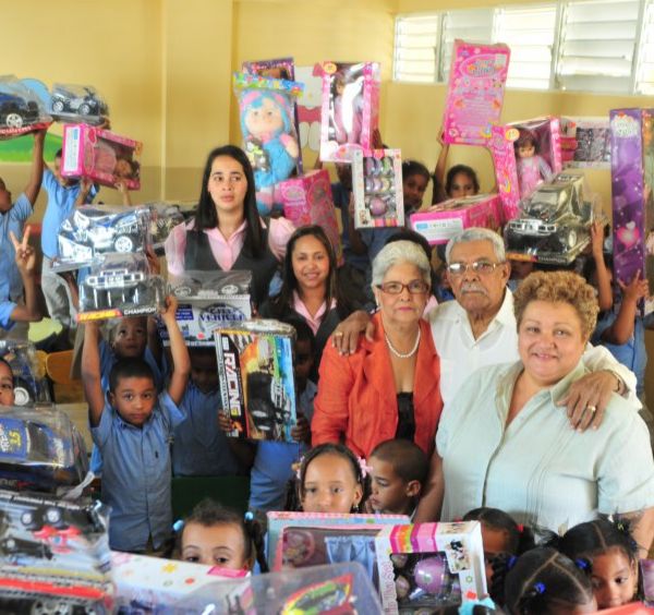 Franklin Romero dona juguetes a niños de República Dominicana